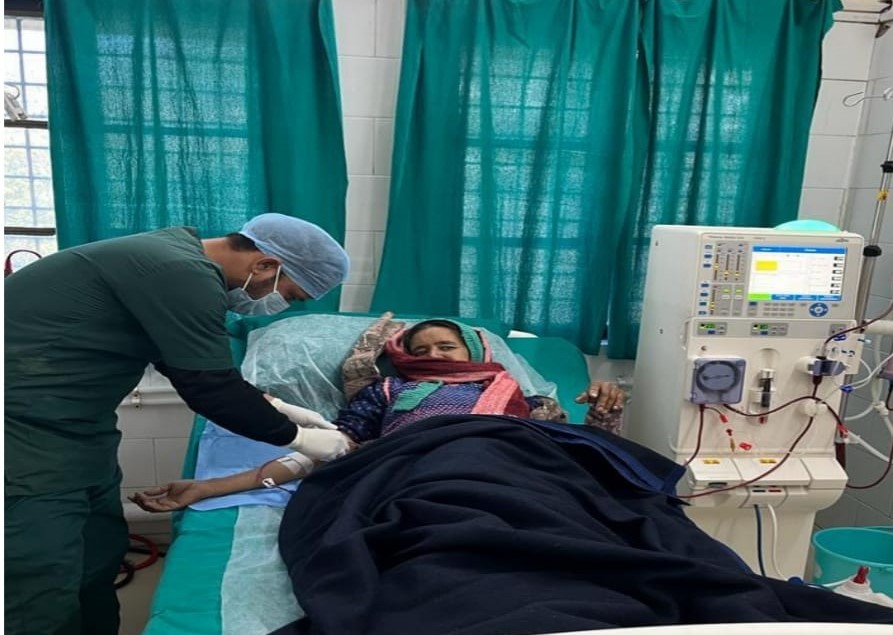 कर्णप्रयाग में डायलिसिस करवाते हुए मरीज। कर्णप्रयाग में डायलिसिस करवाते हुए मरीज।