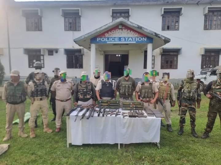 इंफाल: मणिपुर में अलग-अलग स्थानों पर बरामद किए गए हथियारों और विस्फोटकों की तस्वीर।