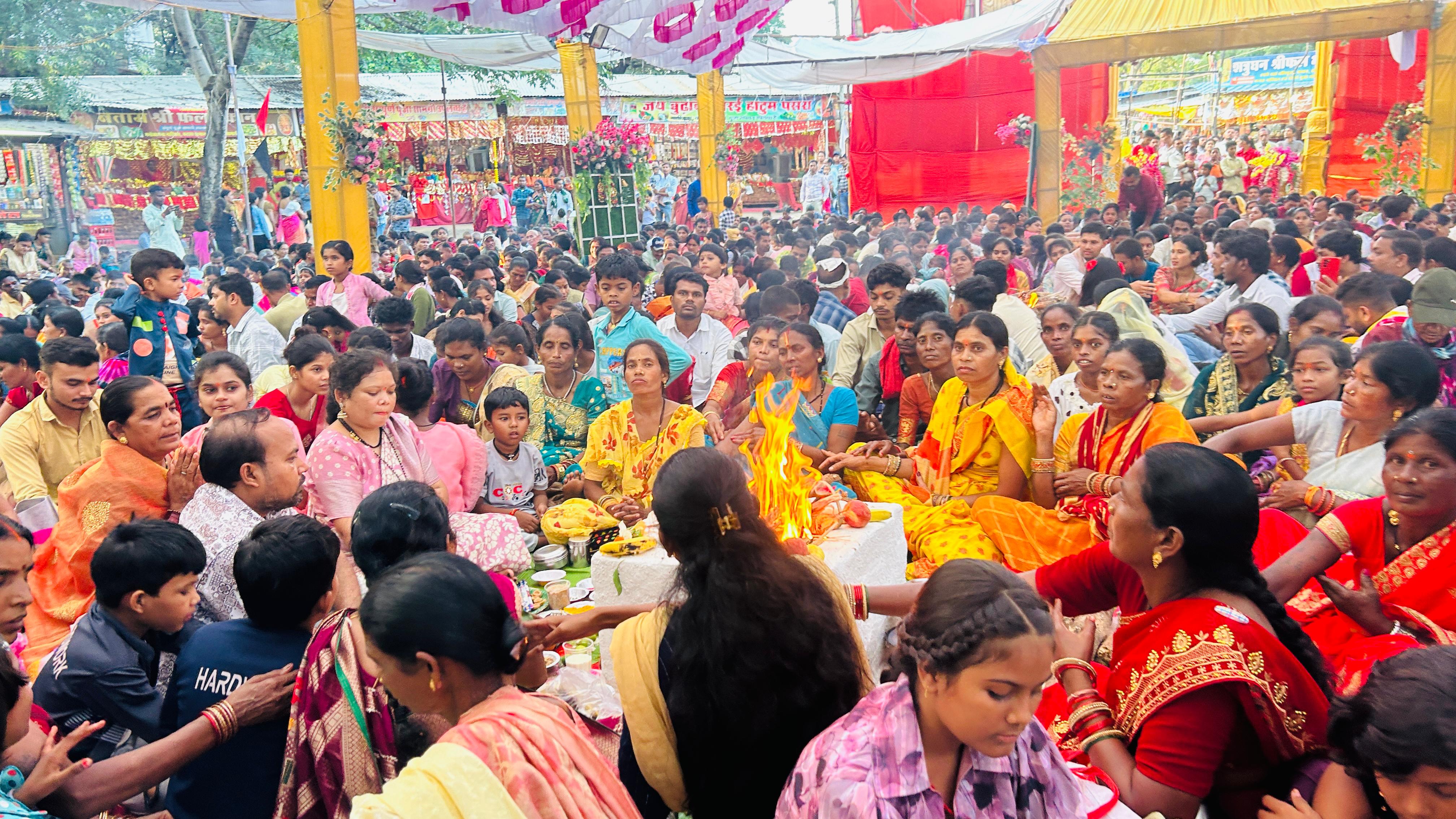 मां अंगारमोती मंदिर परिसर में समूह में हवन-पूजन करते हुए श्रध्दालु। मां अंगारमोती मंदिर परिसर में समूह में हवन-पूजन करते हुए श्रध्दालु।