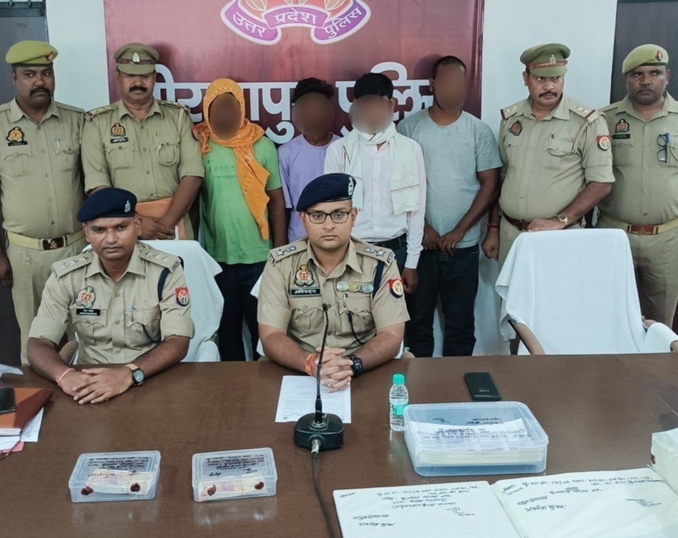 जाली नोटों के साथ गिरफ्तार आरोपित, पुलिस अधीक्षक अभिनंदन व अन्य जाली नोटों के साथ गिरफ्तार आरोपित, पुलिस अधीक्षक अभिनंदन व अन्य