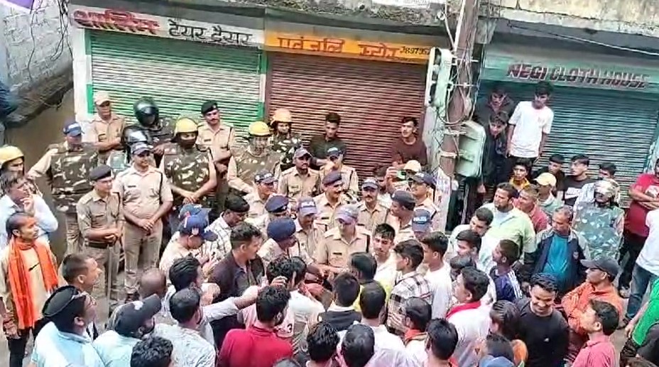 थराली में घटना के विरोध में प्रदर्शन करते हुए। थराली में घटना के विरोध में प्रदर्शन करते हुए।