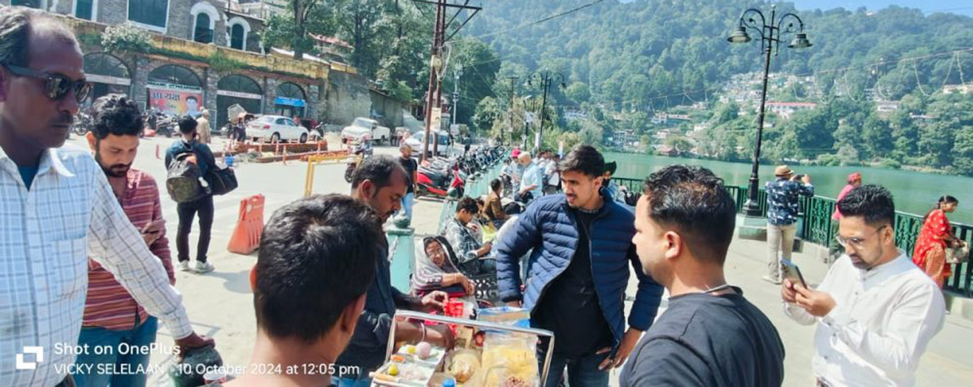 गुरुवार को तल्लीताल में अतिक्रमण हटाते पालिका कर्मी। गुरुवार को तल्लीताल में अतिक्रमण हटाते पालिका कर्मी।