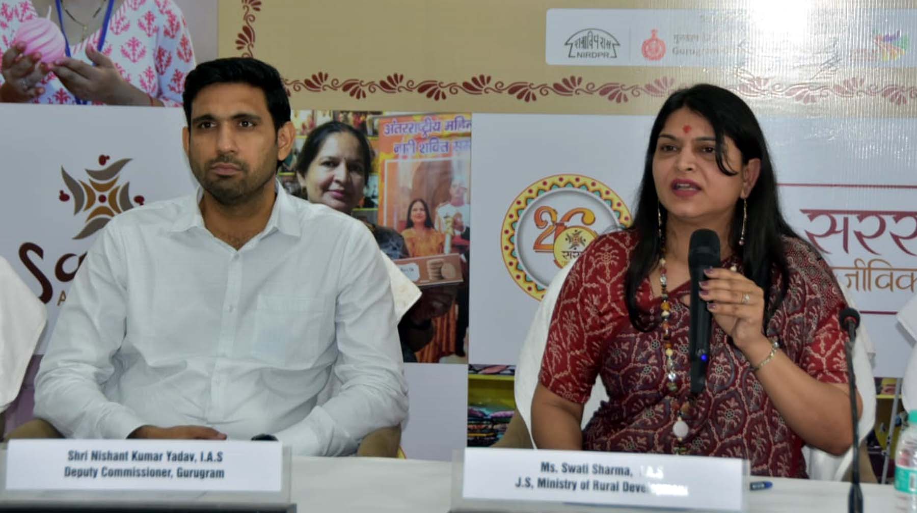 फोटो नंबर-03: गुरुग्राम में सरस मेले को लेकर पत्रकारों से बात करतीं केन्द्रीय ग्रामीण विकास मंत्रालय की संयुक्त सचिव स्वाति शर्मा, साथ में डीसी निशांत कुमार यादव। फोटो नंबर-03: गुरुग्राम में सरस मेले को लेकर पत्रकारों से बात करतीं केन्द्रीय ग्रामीण विकास मंत्रालय की संयुक्त सचिव स्वाति शर्मा, साथ में डीसी निशांत कुमार यादव।
