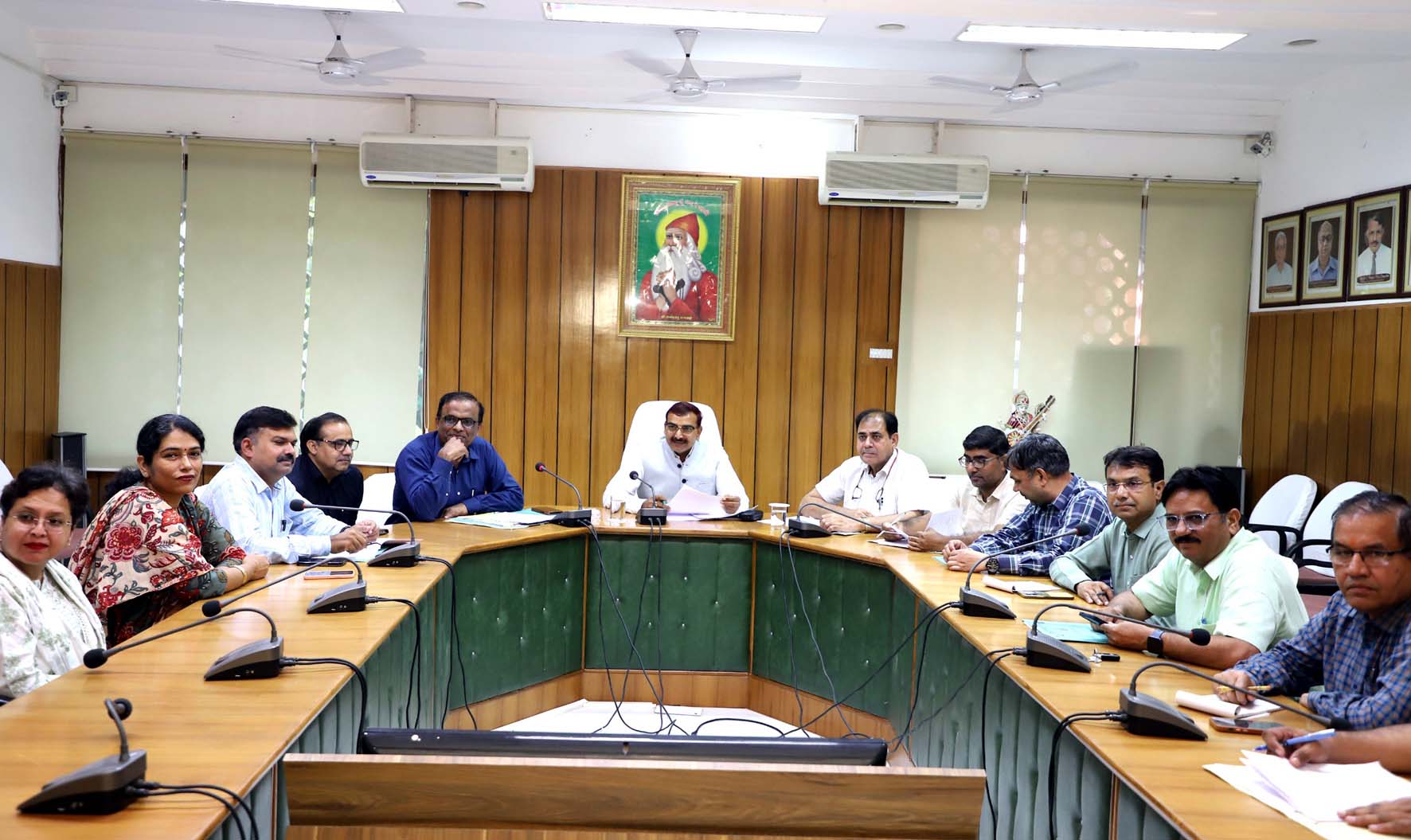 बैठक में आवश्यक निर्देश देते कुलपति प्रो. नरसी राम बिश्नोई। बैठक में आवश्यक निर्देश देते कुलपति प्रो. नरसी राम बिश्नोई।