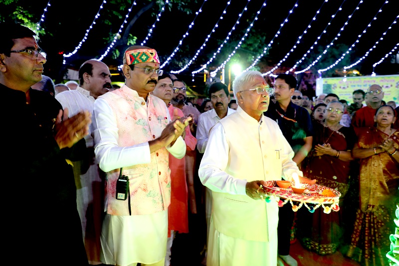 भोपालः गुजराती समाज के गरबा महोत्सव में शामिल हुए राज्यपाल पटेल भोपालः गुजराती समाज के गरबा महोत्सव में शामिल हुए राज्यपाल पटेल