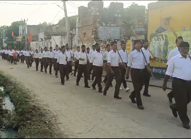 दाैसा में आरएसएस स्वयंसेवकों द्वारा पथ संचलन निकाया गया। दाैसा में आरएसएस स्वयंसेवकों द्वारा पथ संचलन निकाया गया।
