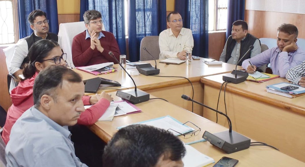 गोपेश्वर में अधिकारियों की बैठक लेते हुए डीएम। गोपेश्वर में अधिकारियों की बैठक लेते हुए डीएम।