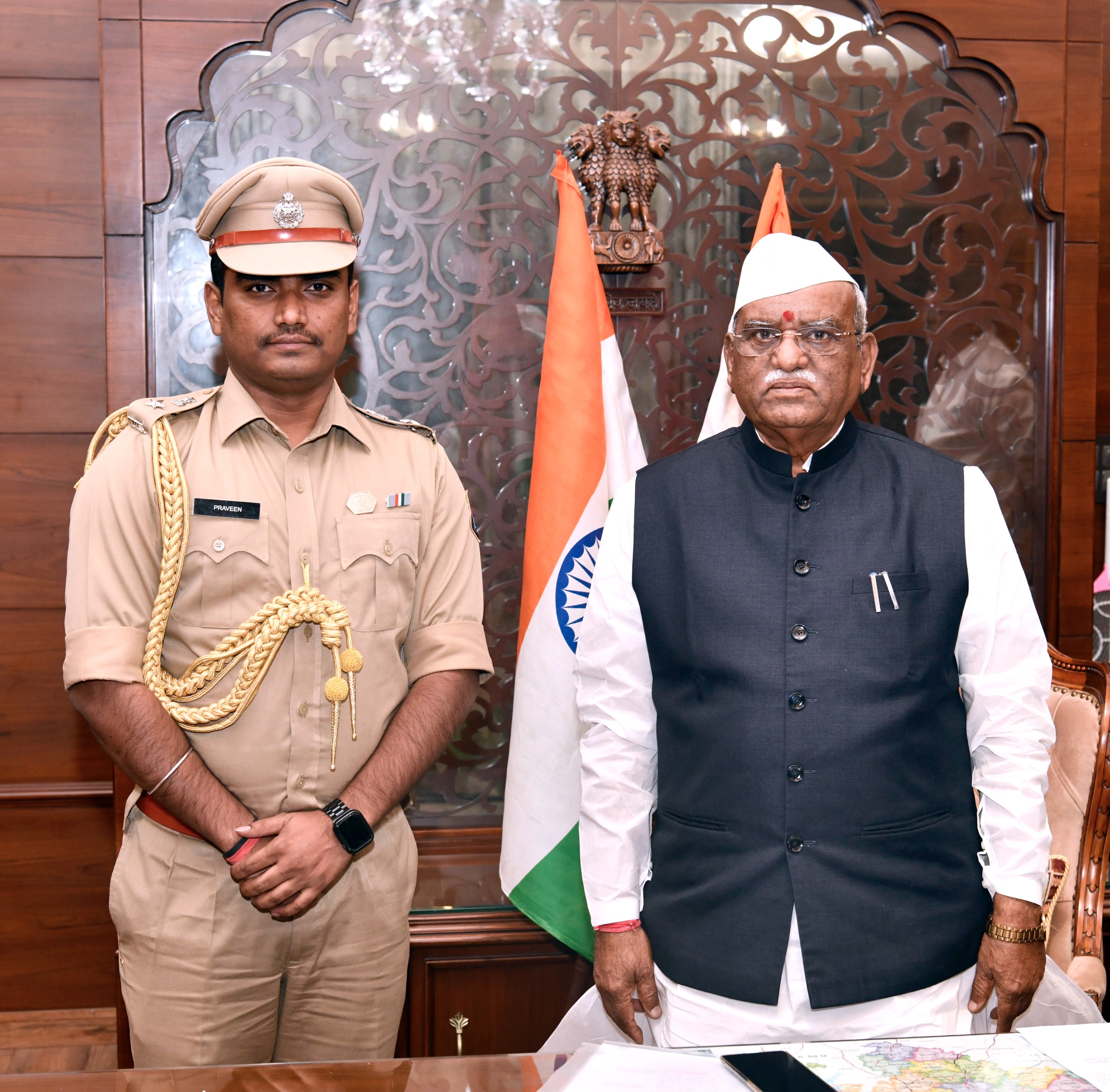 भारतीय पुलिस सेवा के अधिकारी प्रवीण नायक नूनावत ने राज्यपाल के परिसहाय का पदभार संभाला भारतीय पुलिस सेवा के अधिकारी प्रवीण नायक नूनावत ने राज्यपाल के परिसहाय का पदभार संभाला