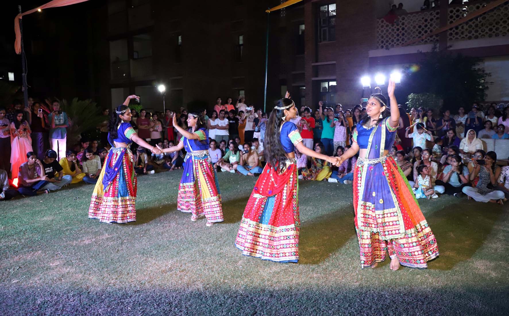 कार्यक्रम में प्रस्तुति देती छात्राएं। कार्यक्रम में प्रस्तुति देती छात्राएं।