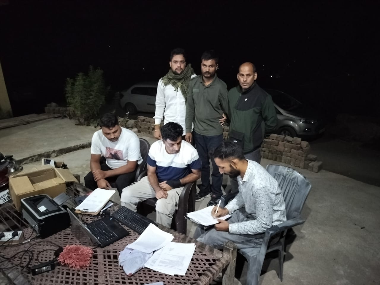 चरस के साथ पकड़ा गया आरोपित पुलिस के साथ। चरस के साथ पकड़ा गया आरोपित पुलिस के साथ।