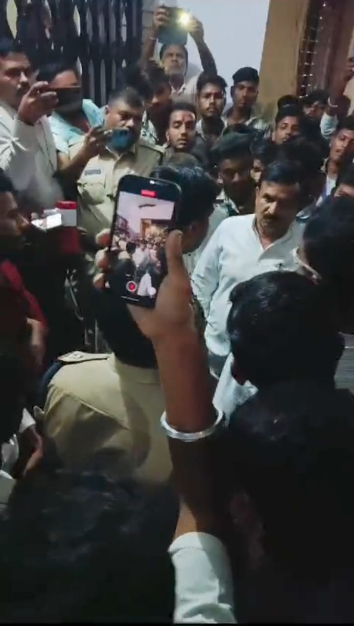 के मामले थाना का घेराव,जमकर हंगामा के मामले थाना का घेराव,जमकर हंगामा