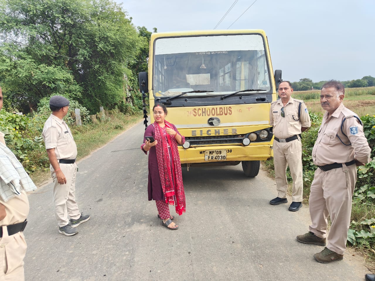 बस का निरीक्षण करतीं क्षेत्रीय परिवहन अधिकारी बस का निरीक्षण करतीं क्षेत्रीय परिवहन अधिकारी