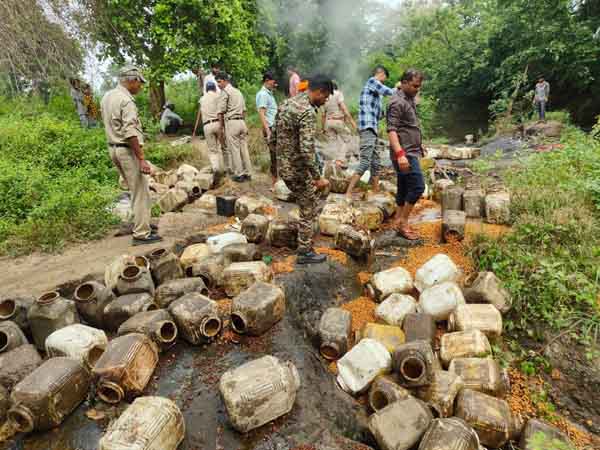 छतरपुर : आबकारी टीम ने की अवैध शराब के विरूद्ध कार्यवाही छतरपुर : आबकारी टीम ने की अवैध शराब के विरूद्ध कार्यवाही