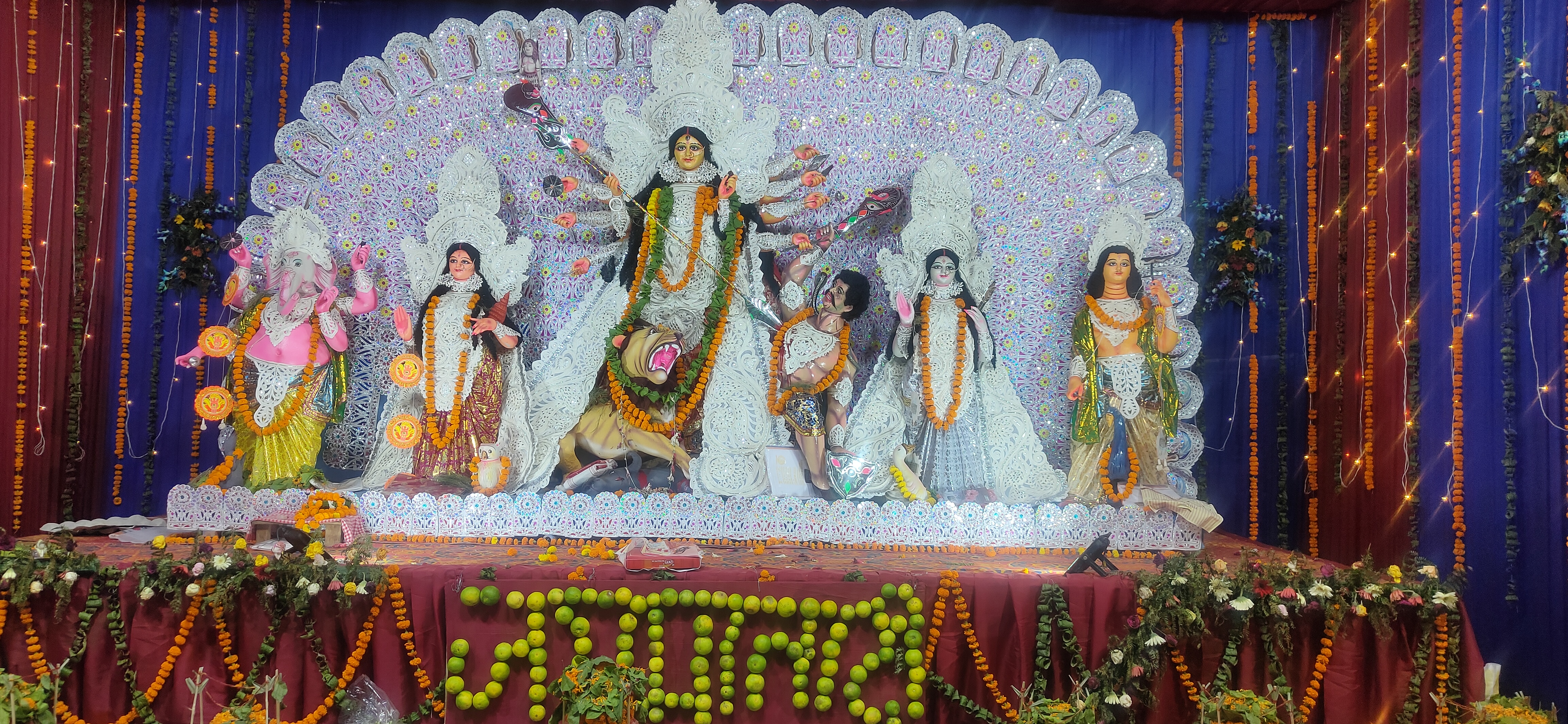 सर्वजनिन बंगाली एसोसिएशन की ओर से मनोरंजन सदन में आयोजित दुर्गा पूजा समारोह में सजी माता रानी की मूर्तियां। सर्वजनिन बंगाली एसोसिएशन की ओर से मनोरंजन सदन में आयोजित दुर्गा पूजा समारोह में सजी माता रानी की मूर्तियां।