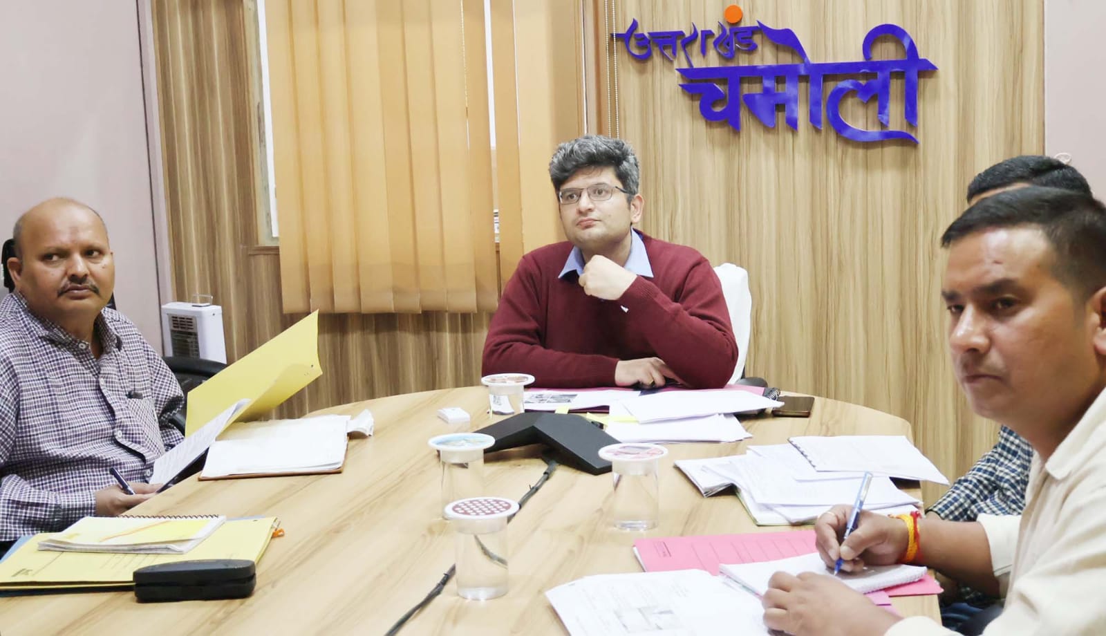 गोपेश्वर में सड़क से संबंधित विभागों के साथ बैठक करते हुए डीएम। गोपेश्वर में सड़क से संबंधित विभागों के साथ बैठक करते हुए डीएम।