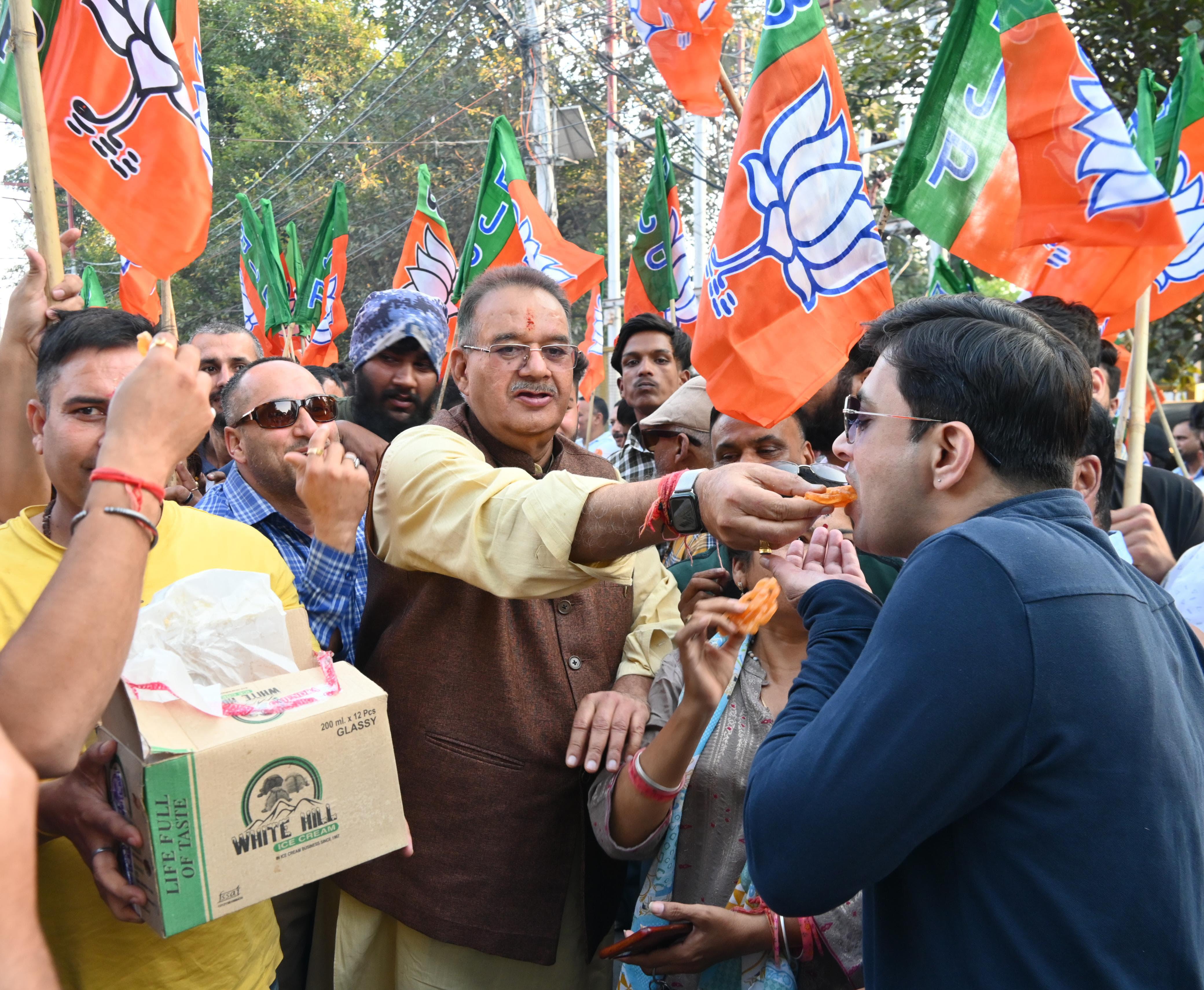 मंत्री गणेश जोशी ने हरियाणा जीत पर गुरुवार को हाथीबड़कला बाजार में जलेबी खिलाकर जीत का जश्न मनाते हुए। मंत्री गणेश जोशी ने हरियाणा जीत पर गुरुवार को हाथीबड़कला बाजार में जलेबी खिलाकर जीत का जश्न मनाते हुए।