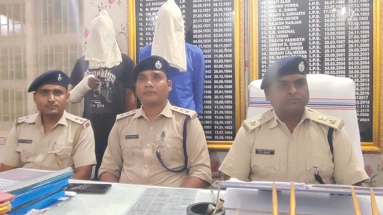प्रेसवार्ता करते एसपी