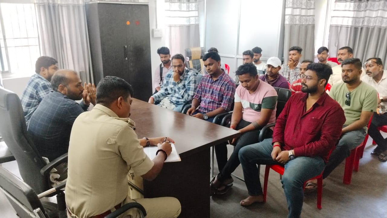 जन संवाद कक्ष कोतवाली थाना परिसर में आयोजित शांति समिति की बैठक में उपस्थित लोग। जन संवाद कक्ष कोतवाली थाना परिसर में आयोजित शांति समिति की बैठक में उपस्थित लोग।