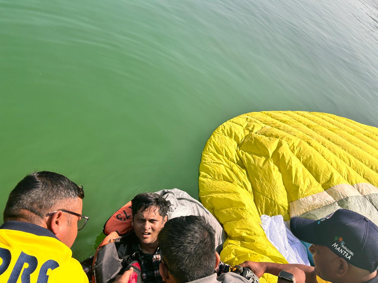 फोटो कैप्शन-11 एनटीएच 26-टिहरी में चल रहे पैराग्लाईडिंग प्रशिक्षण के दौरान पानी में गिरे प्रशिक्षु को रेस्क्यू करते हुए एसडीआरएफ के जवान प्रदीप डबराल