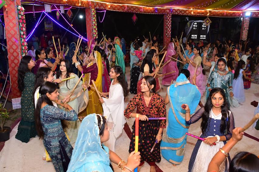 अंतिम दिनों पूरे उत्साह और जोश के साथ हो रही मां की आराधना, शस्त्र गरबा बना आर्कषण का केन्द्र अंतिम दिनों पूरे उत्साह और जोश के साथ हो रही मां की आराधना, शस्त्र गरबा बना आर्कषण का केन्द्र