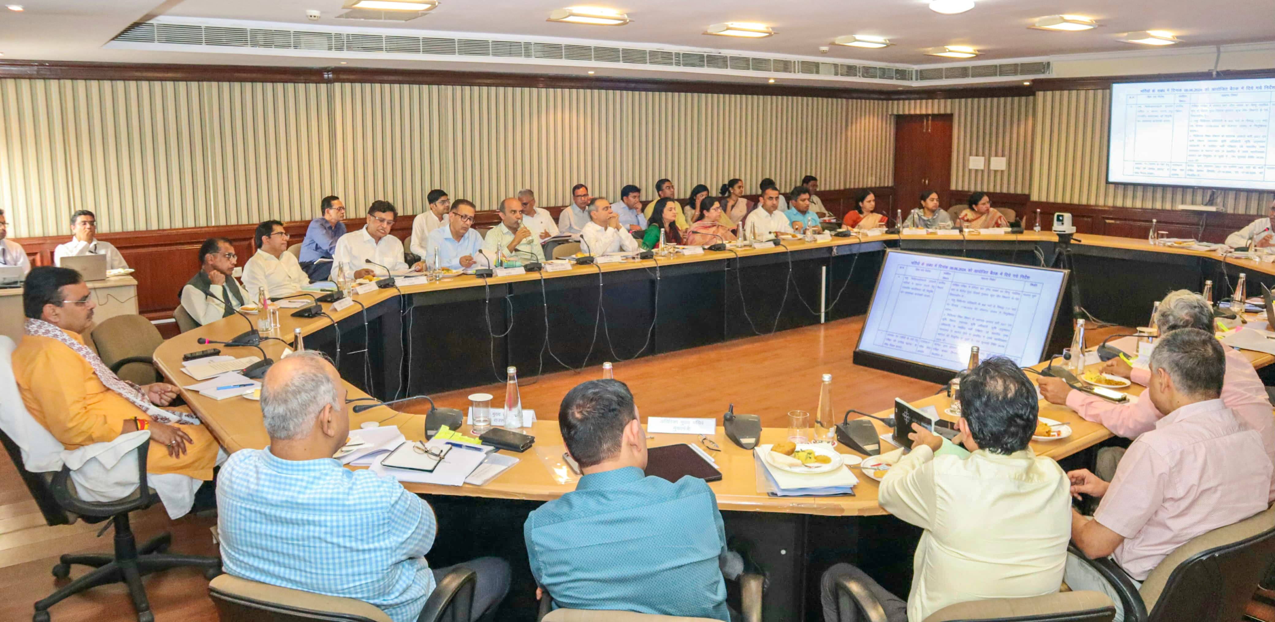 मुखयमंत्री ने ली भर्ती परीक्षाओं की समीक्षा बैठक मुखयमंत्री ने ली भर्ती परीक्षाओं की समीक्षा बैठक