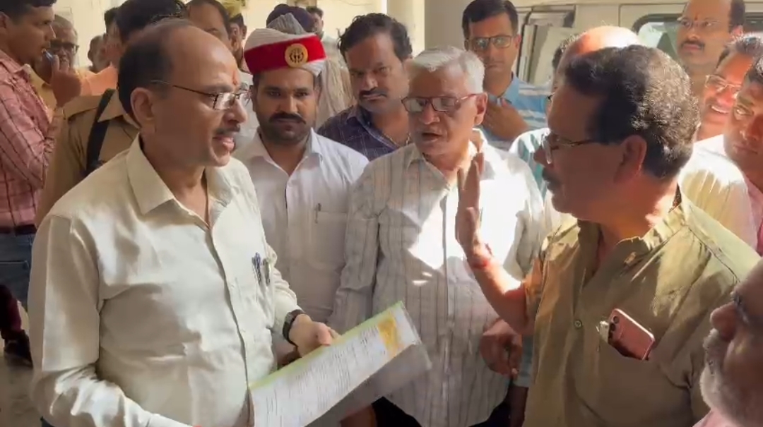 संयुक्त व्यापार मंडल ने दी अर्बन कोऑपरेटिव बैंक के खातों को खाली करने की दी धमकी संयुक्त व्यापार मंडल ने दी अर्बन कोऑपरेटिव बैंक के खातों को खाली करने की दी धमकी