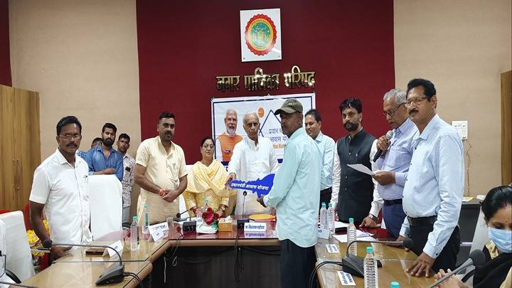 विस्थापित परिवारों को आवास की चाबी देते हुए विधायक पाटीदार विस्थापित परिवारों को आवास की चाबी देते हुए विधायक पाटीदार
