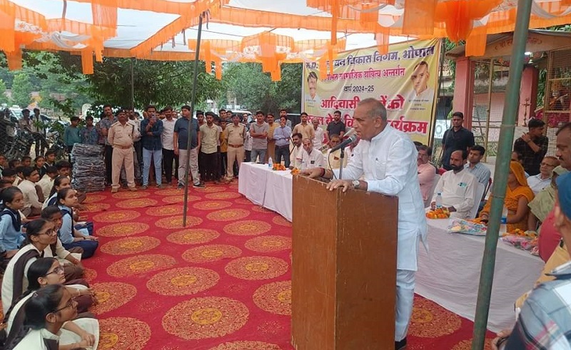 स्कूली बच्चों को बैग वितरण कार्यक्रम को संबोधित करते हुए वन मंत्री रावत स्कूली बच्चों को बैग वितरण कार्यक्रम को संबोधित करते हुए वन मंत्री रावत