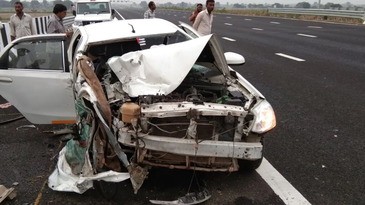 कार आगे से बुरी तरह चकनाचूर हो गई।