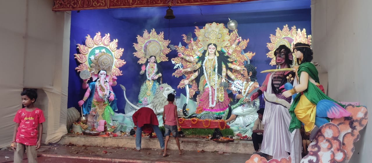 पूजा पंडाल में स्थापित मां भगवती की प्रतिमा पूजा पंडाल में स्थापित मां भगवती की प्रतिमा