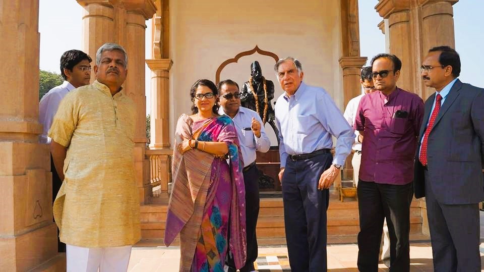डॉ. हेडगेवार के समधीस्थान पर रतन टाटा डॉ. हेडगेवार के समधीस्थान पर रतन टाटा