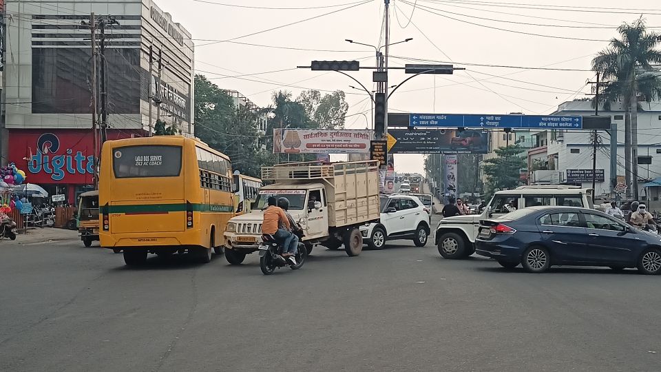 स्मार्ट सिटी में चौराहों के सिग्नल फेल होने से अराजक रहा यातायात, स्मार्ट सिटी में चौराहों के सिग्नल फेल होने से अराजक रहा यातायात,