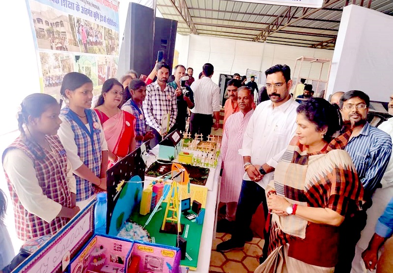 स्टार्स प्रोजेक्ट अंतर्गत आयोजित प्रदर्शनी का अवलोकन करते हुए राज्य मंत्री कृष्णा गौर स्टार्स प्रोजेक्ट अंतर्गत आयोजित प्रदर्शनी का अवलोकन करते हुए राज्य मंत्री कृष्णा गौर