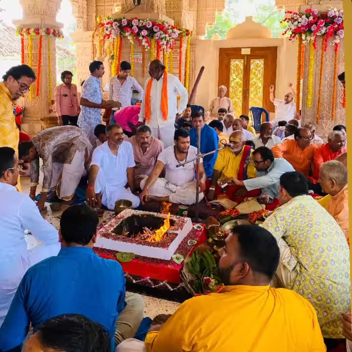 कुरुद नगर की आराध्य देवी मां चंडी मंदिर में हवन-पूजन करते हुए श्रध्दालु। कुरुद नगर की आराध्य देवी मां चंडी मंदिर में हवन-पूजन करते हुए श्रध्दालु।