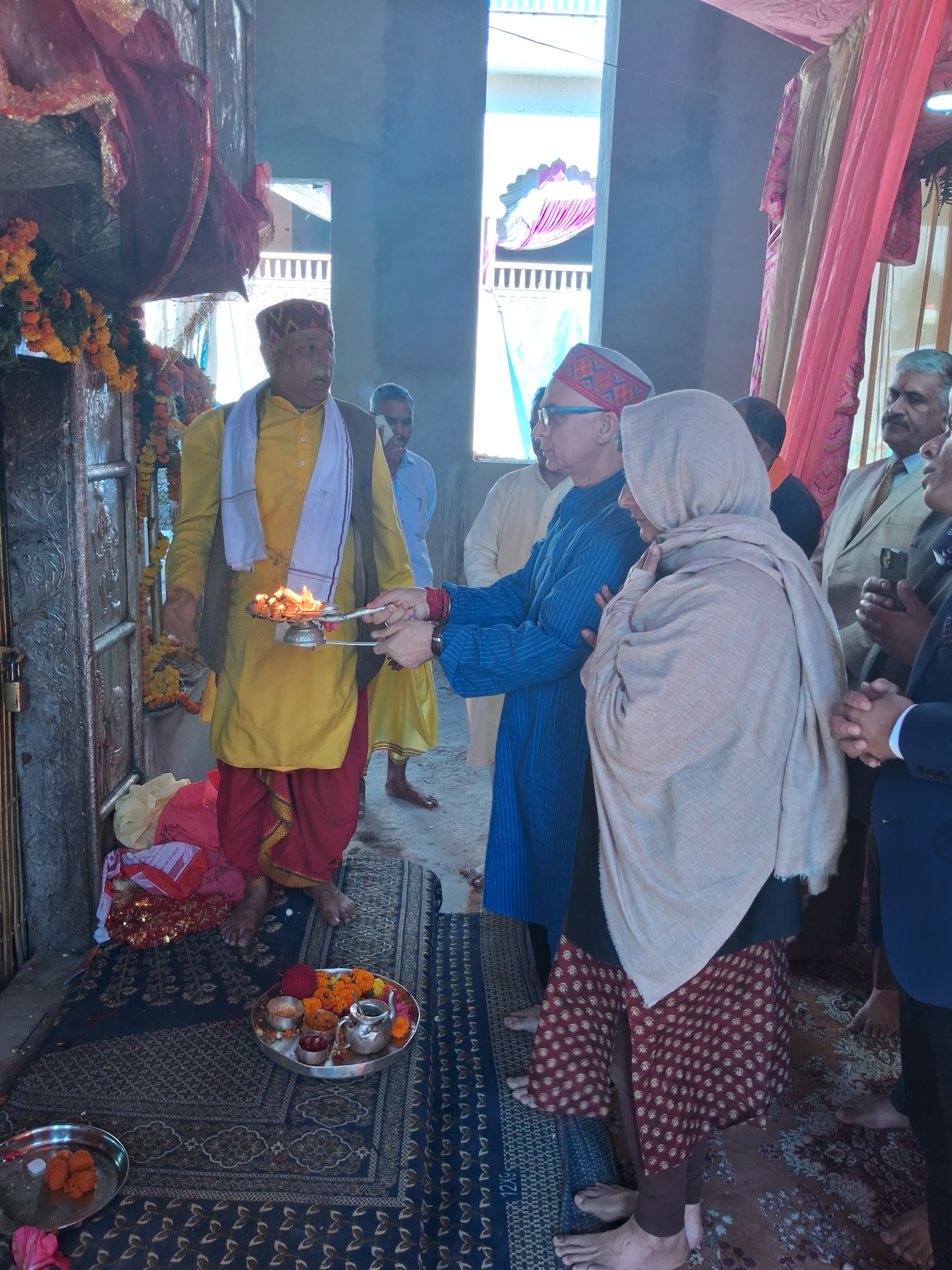 मां चामुण्डा मंदिर में पूजा अर्चना करते हुए मुख्य न्यायधीश। मां चामुण्डा मंदिर में पूजा अर्चना करते हुए मुख्य न्यायधीश।