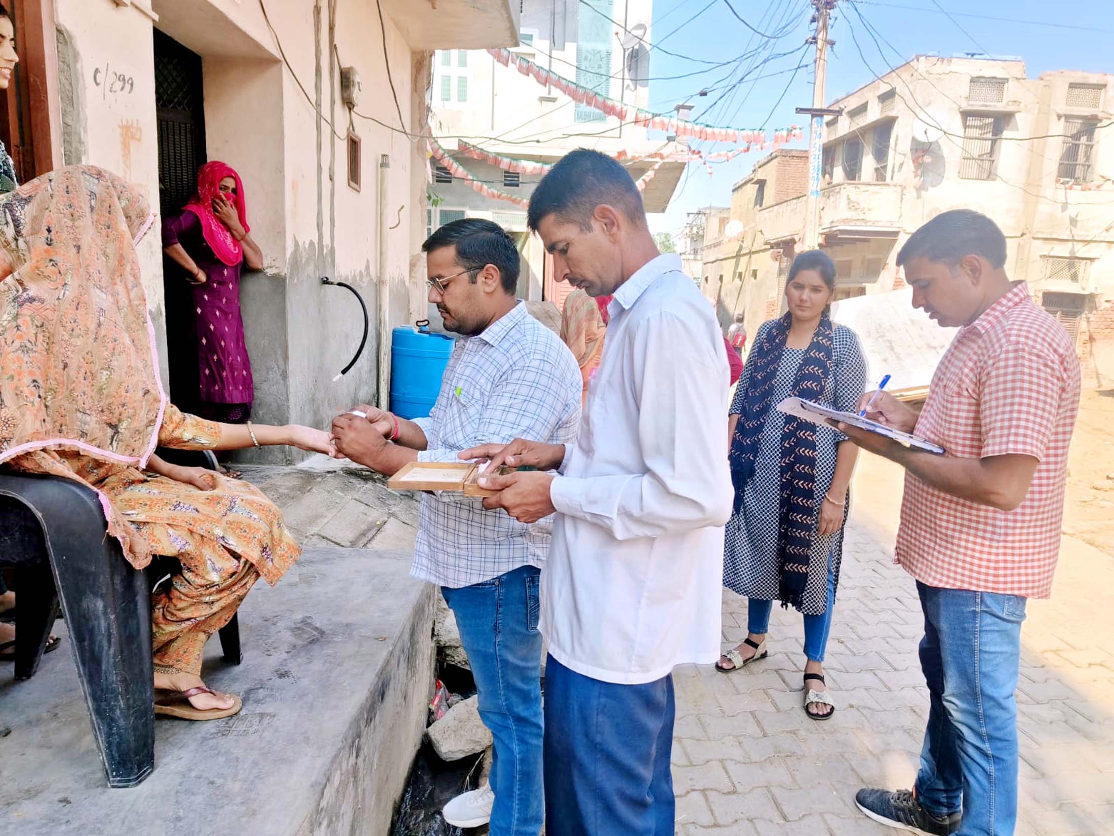 बीमार लोगों के खून के सैंपल लेते स्वास्थ्य कर्मी। बीमार लोगों के खून के सैंपल लेते स्वास्थ्य कर्मी।