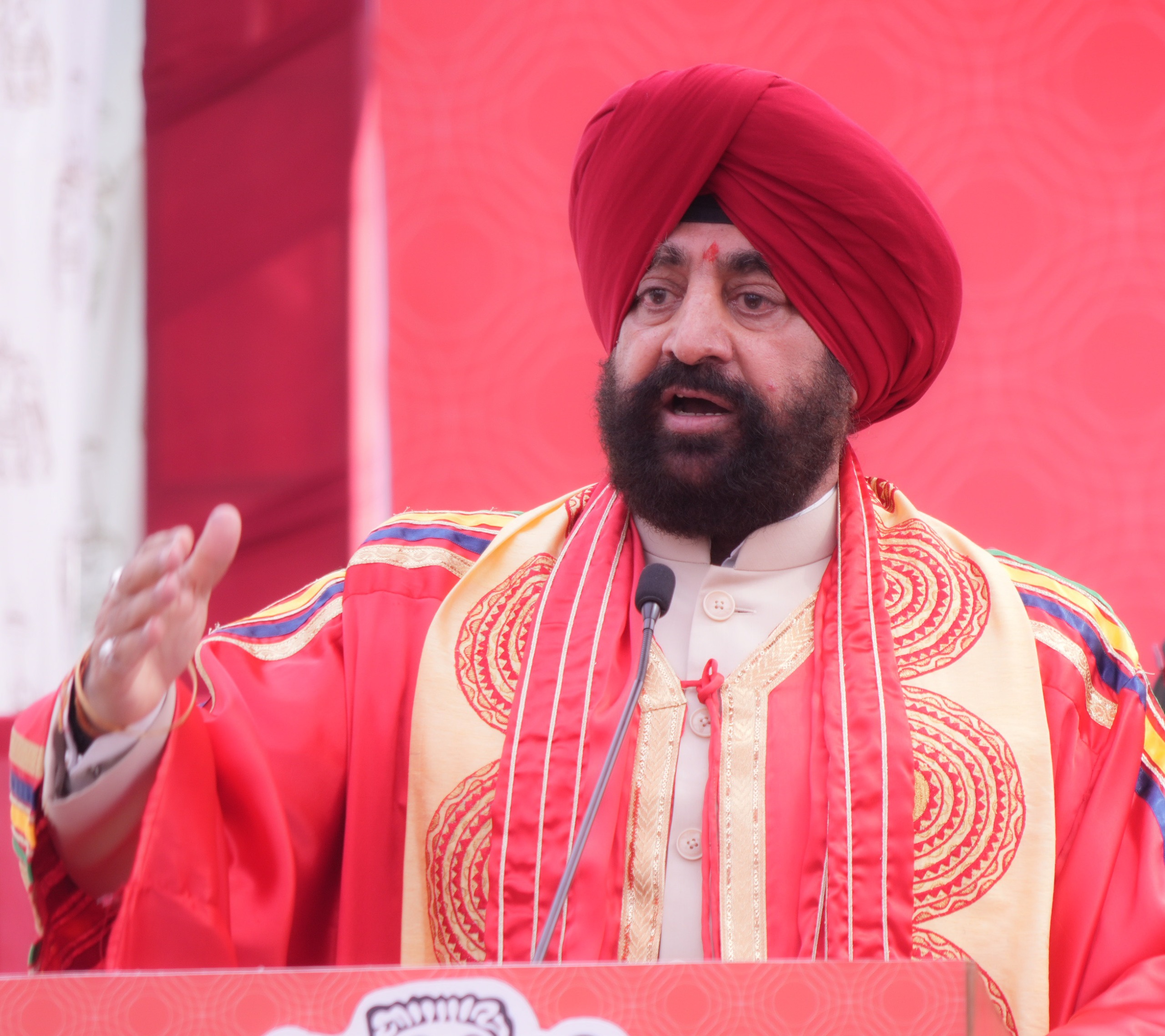 राज्यपाल शुक्रवार को ग्राफिक एरा यूनिवर्सिटी के चतुर्थ दीक्षांत समारोह को संबोधित करते हुए। राज्यपाल शुक्रवार को ग्राफिक एरा यूनिवर्सिटी के चतुर्थ दीक्षांत समारोह को संबोधित करते हुए।