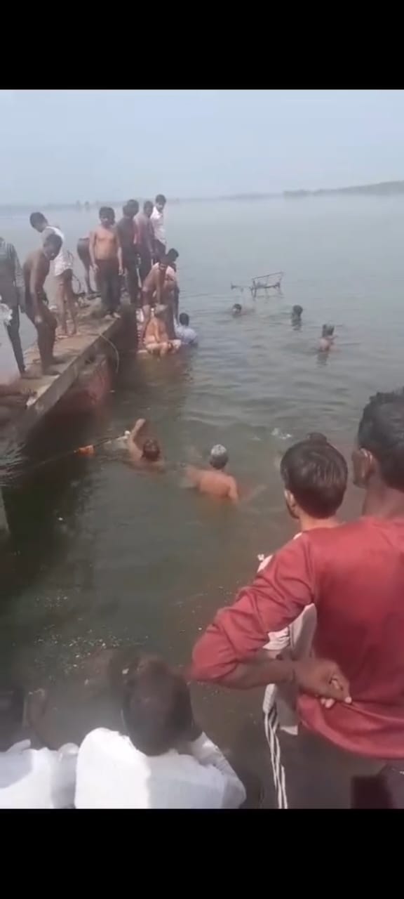 मासूम के शव को ढूंढते गोताखोर मासूम के शव को ढूंढते गोताखोर
