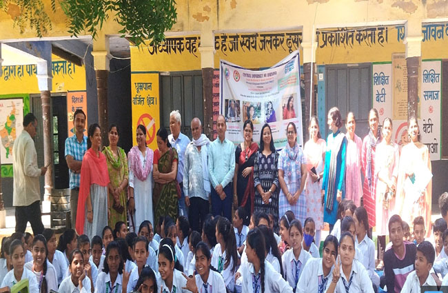 अंतर्राष्ट्रीय बालिका दिवस के अवसर पर गाँव पाली के राजकीय वरिष्ठ माध्यमिक विद्यालय में उपस्थित बालिकाएं व अन्य। अंतर्राष्ट्रीय बालिका दिवस के अवसर पर गाँव पाली के राजकीय वरिष्ठ माध्यमिक विद्यालय में उपस्थित बालिकाएं व अन्य।