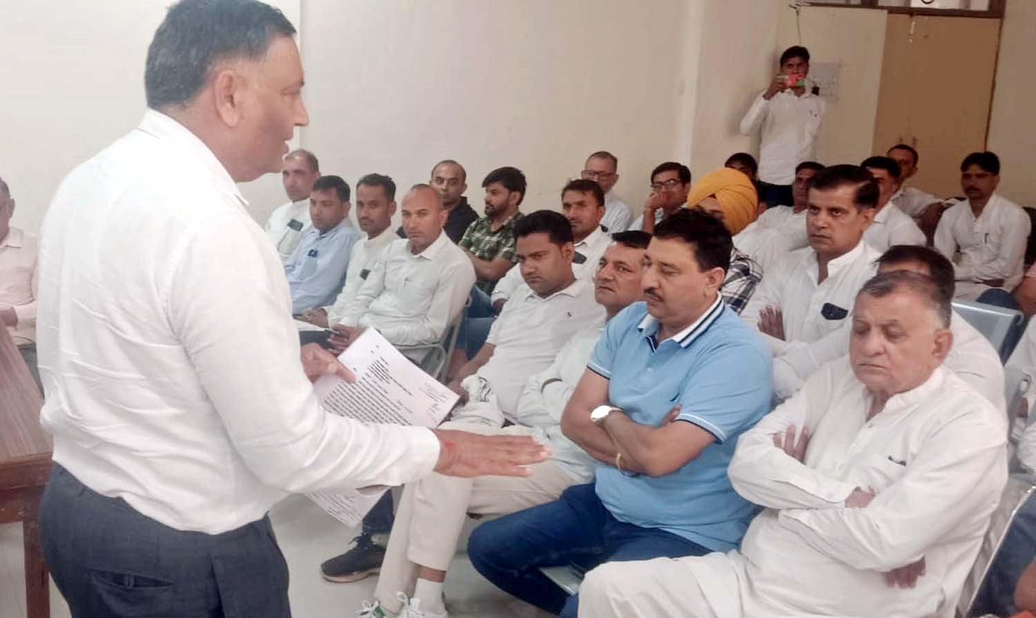 फसल प्रबंधन की जानकारी देते हुए अधिकारी। फसल प्रबंधन की जानकारी देते हुए अधिकारी।