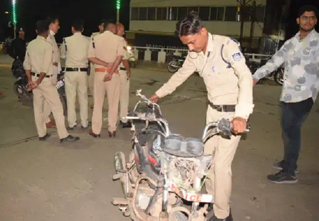 सतना में हादसे के बाद मौके पर पहुंची पुलिस की तस्वीर सतना में हादसे के बाद मौके पर पहुंची पुलिस की तस्वीर