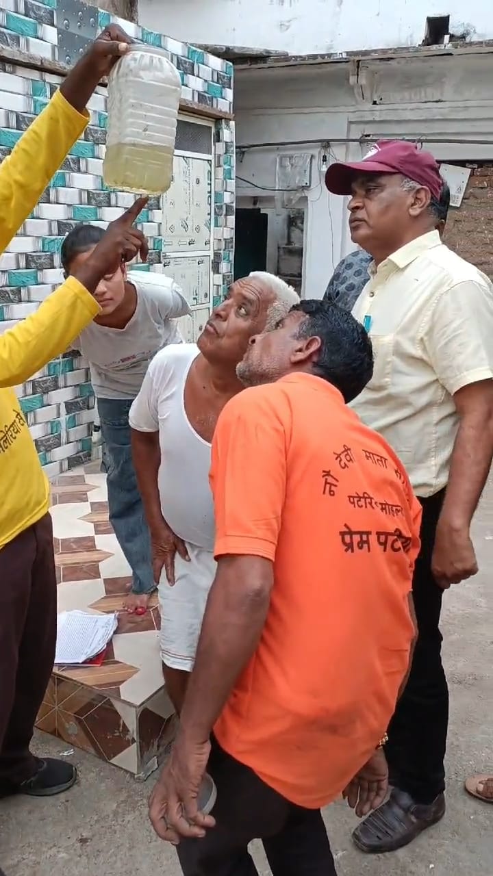 दो लोगों की डेंगू से मौत के बाद स्वास्थ्य महकमा इन मामलों को दबाने में लगा दो लोगों की डेंगू से मौत के बाद स्वास्थ्य महकमा इन मामलों को दबाने में लगा