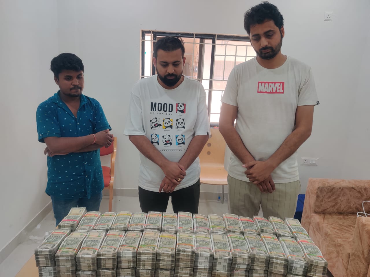 दो करोड़ 27 से अधिक की राशि के साथ पकड़ाए युवक दो करोड़ 27 से अधिक की राशि के साथ पकड़ाए युवक