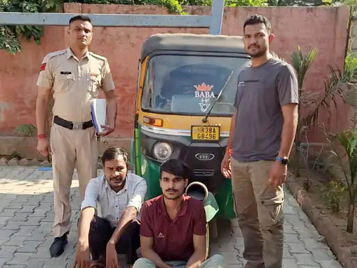 पुलिस की गिरफ्त में आरोपी। पुलिस की गिरफ्त में आरोपी।