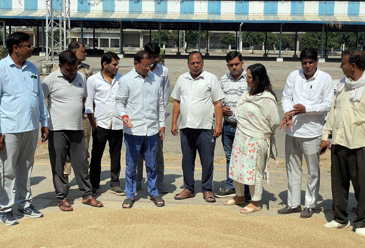 अनाजमंडी का दौरा करते विधायक राजेश नागर अनाजमंडी का दौरा करते विधायक राजेश नागर