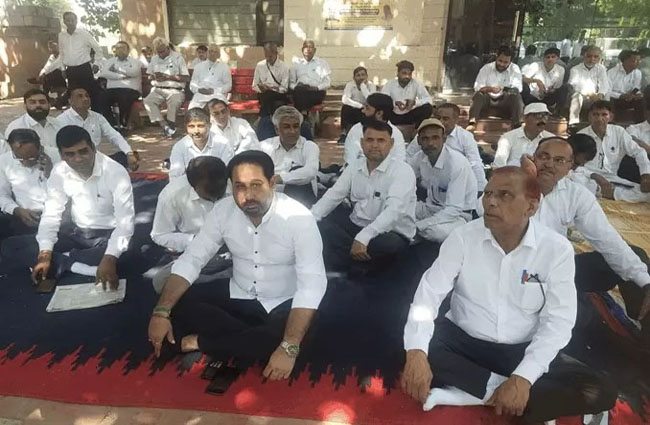 महेंद्रगढ़ थाने में बैठे नाराज अधिवक्तागण। महेंद्रगढ़ थाने में बैठे नाराज अधिवक्तागण।