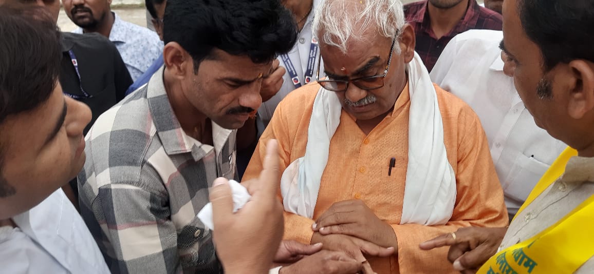 चित्तौड़गढ़ जिले में दौरे के दौरान शिक्षा मंत्री पर मधुमक्खियों के हमले के बाद उन्हें संभालते अधिकारी एवं चिकित्सक। चित्तौड़गढ़ जिले में दौरे के दौरान शिक्षा मंत्री पर मधुमक्खियों के हमले के बाद उन्हें संभालते अधिकारी एवं चिकित्सक।