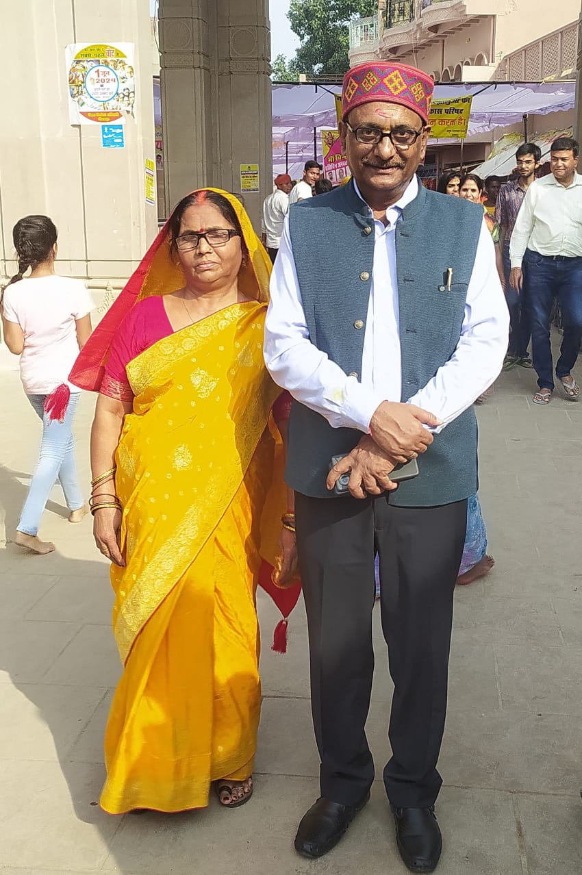 उत्तर प्रदेश राज्य सूचना आयुक्त पदुम नारायण द्विवेदी व उनकी धर्मपत्नी उत्तर प्रदेश राज्य सूचना आयुक्त पदुम नारायण द्विवेदी व उनकी धर्मपत्नी