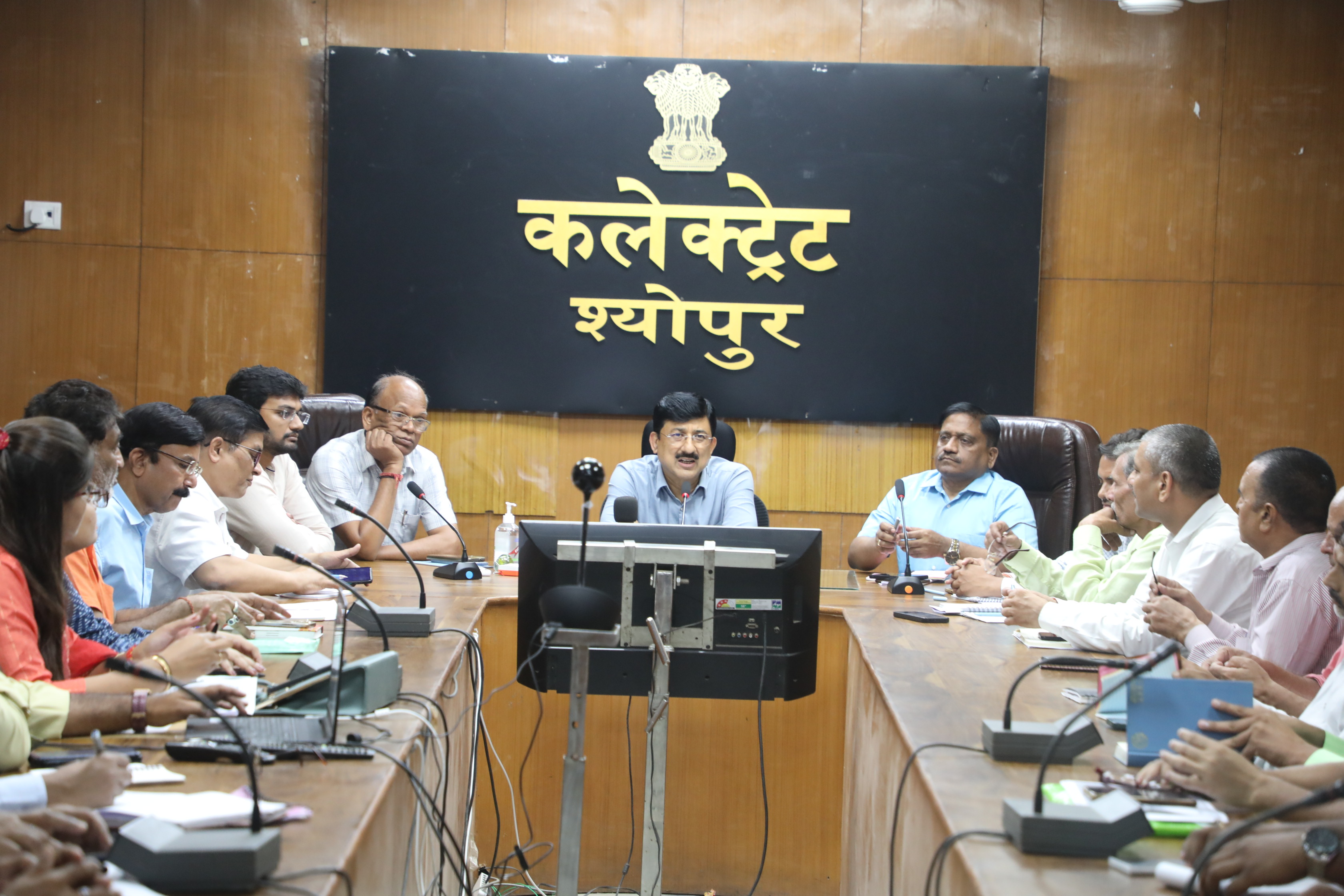 कलेक्ट्रेट सभाकक्ष में अधिकारियों की बैठक लेते नवागत जिलाधीश कलेक्ट्रेट सभाकक्ष में अधिकारियों की बैठक लेते नवागत जिलाधीश