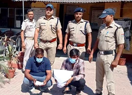 पुलिस गिरफ्त में मादक पदार्थ तस्कर। पुलिस गिरफ्त में मादक पदार्थ तस्कर।